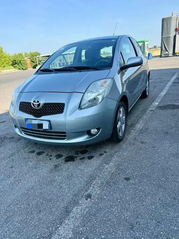 Usata Toyota Yaris Sol 90 CV (66 kW) 2006 Utilitaria