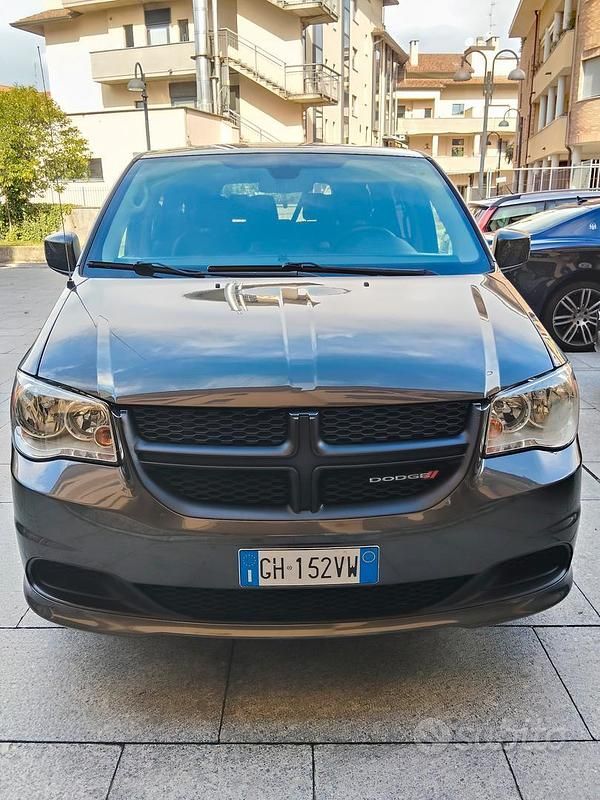 Grigio Usata 2019 Chrysler Voyager Monovolume | 18.500 € - Immagine 1/4