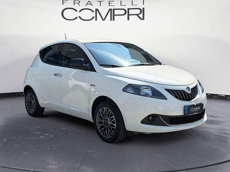 Usata Lancia Ypsilon Gold 69 CV (50 kW) 2023 Bianco Utilitaria