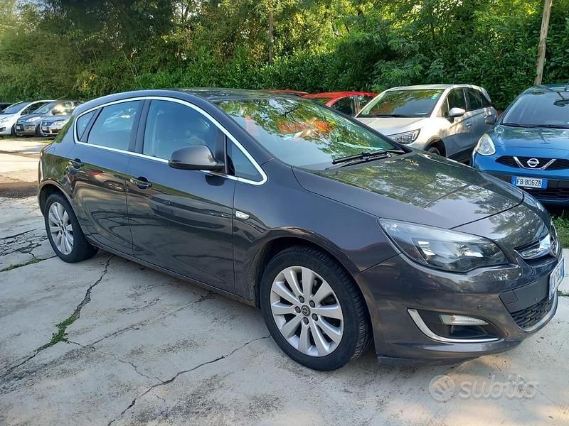 Grigio Usata 2014 Opel Astra Cosmo Tre volumi | 5200 € (Ottimo prezzo) - Immagine 1/4