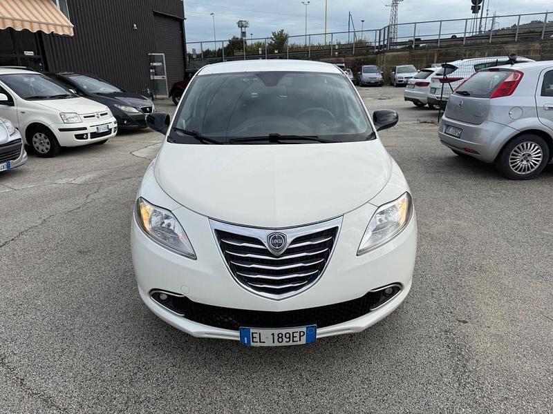 Usata Lancia Ypsilon 75 CV (55 kW) 2011 Argento Utilitaria