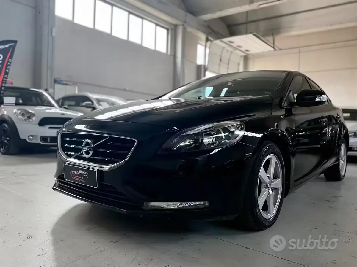 Usata Volvo V40 Kinetic 115 CV (84 kW) 2014 Nero Berlina