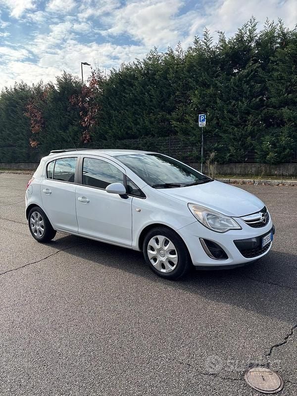 Bianco Usata 2012 Opel Corsa Edition Tre volumi | 3700 € (Buon prezzo) - Immagine 1/4
