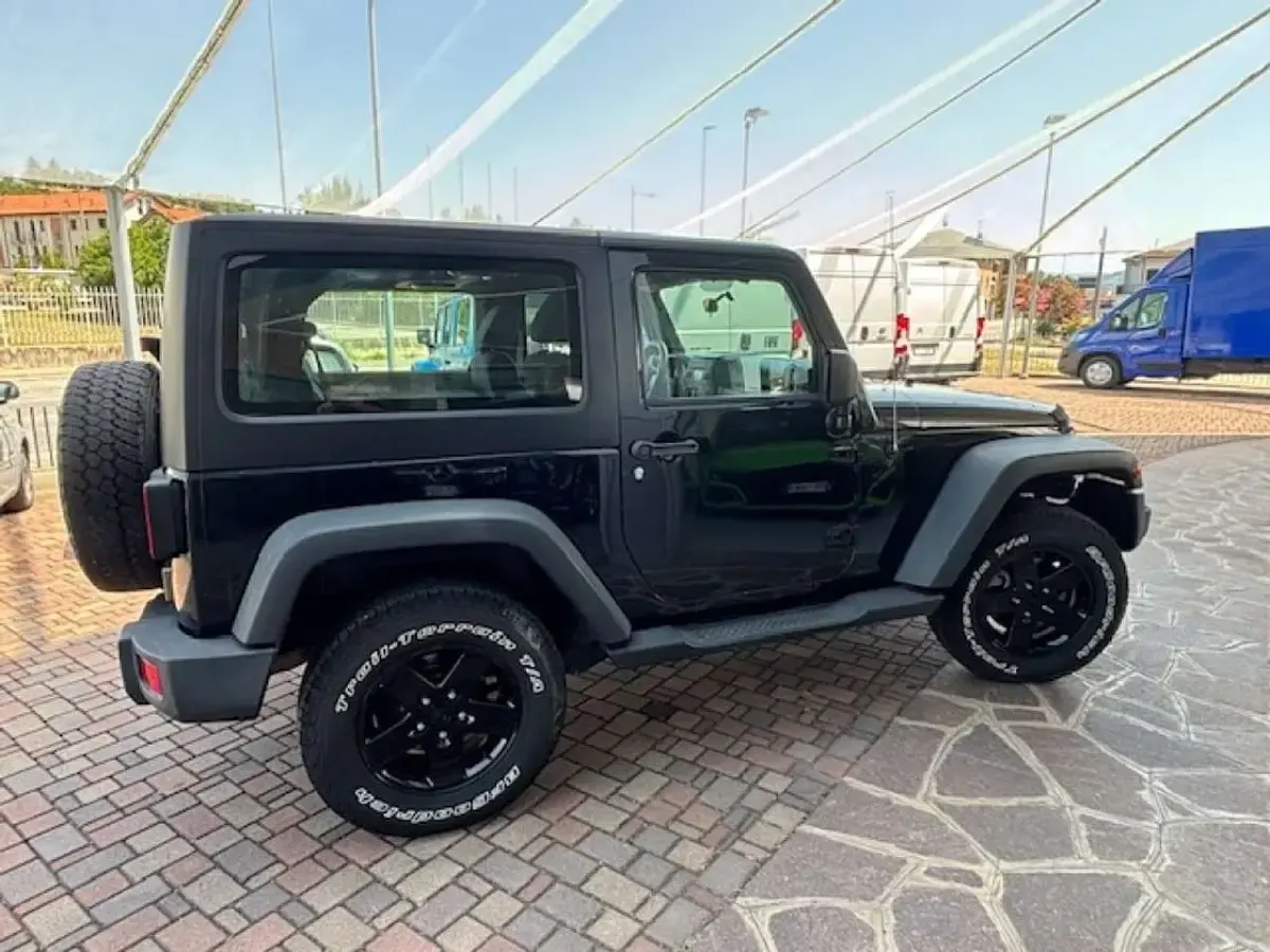 Usata Jeep Wrangler Sahara 200 CV (147 kW) 2012 Nero SUV