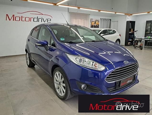 Usado Ford Fiesta Titanium 80 HP (58 kW) 2015 Azul Sedan