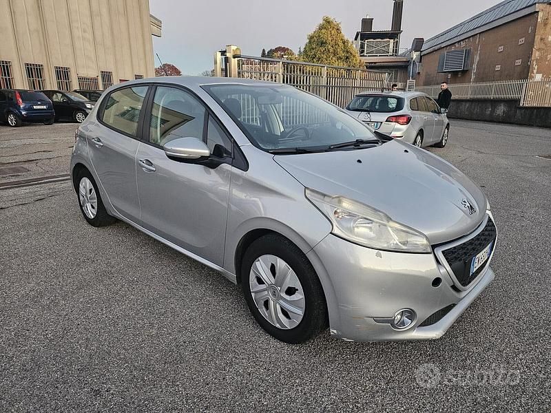 Usata Peugeot 208 81 CV (59 kW) 2012 Grigio Utilitaria