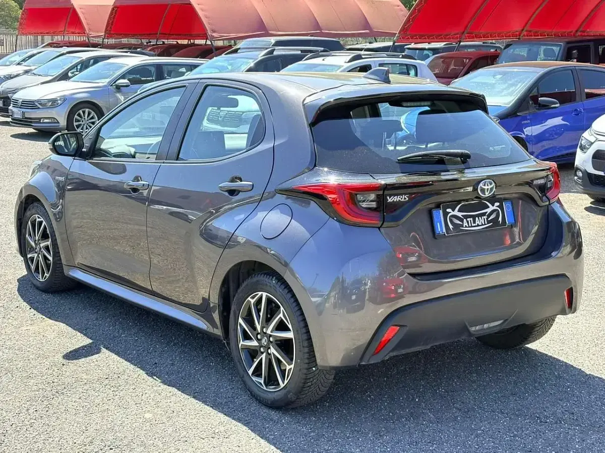 Usata Toyota Yaris Hybrid Trend 116 CV (85 kW) 2021 Argento Berlina