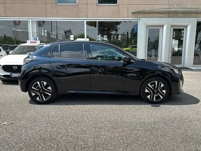 Usata Peugeot 208 Allure 101 CV (74 kW) 2025 Nero Utilitaria