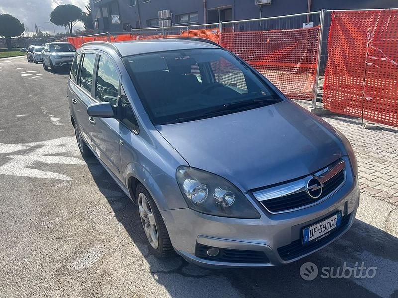 Usata Opel Zafira 2009 Grigio Monovolume