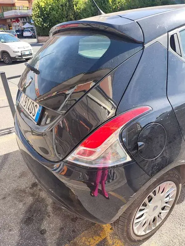 Usata Lancia Ypsilon Silver 95 CV (69 kW) 2017 Nero Utilitaria