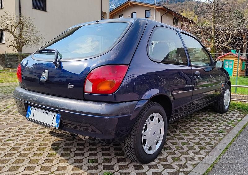 Usata Ford Fiesta 75 CV (55 kW) 2002 Blu Utilitaria
