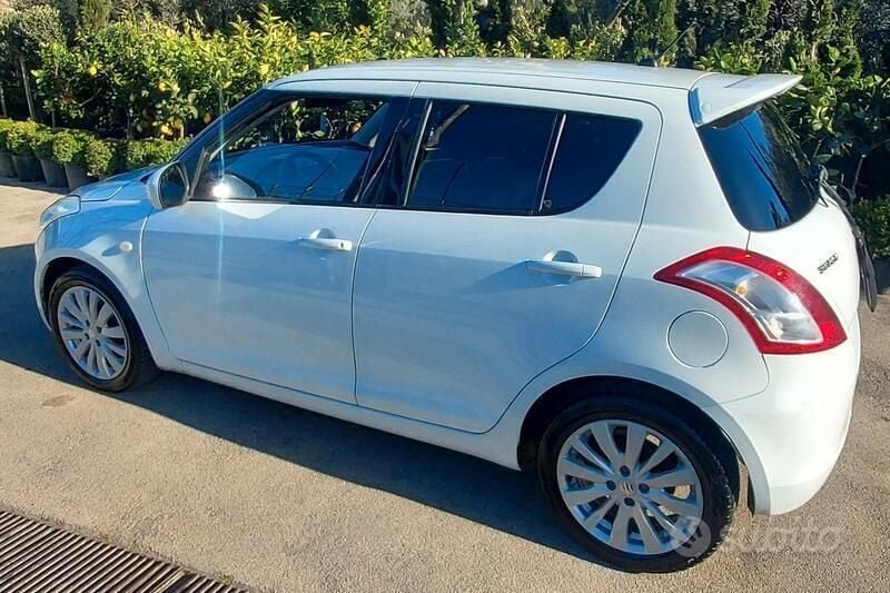 Bianco Usata 2013 Suzuki Swift Due volumi | 5500 € (Buon prezzo) - Immagine 1/4