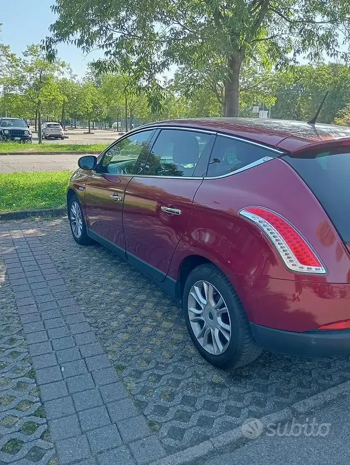 Usata Lancia Delta 120 CV (88 kW) 2011 Rosso Utilitaria