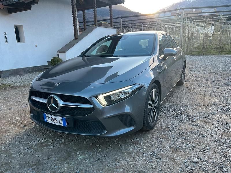Usata Mercedes A180 Premium 116 CV (85 kW) 2022 Grigio Berlina