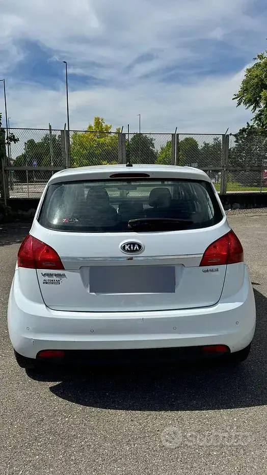 Usata Kia Venga Active 90 CV (66 kW) 2019 Bianco Utilitaria
