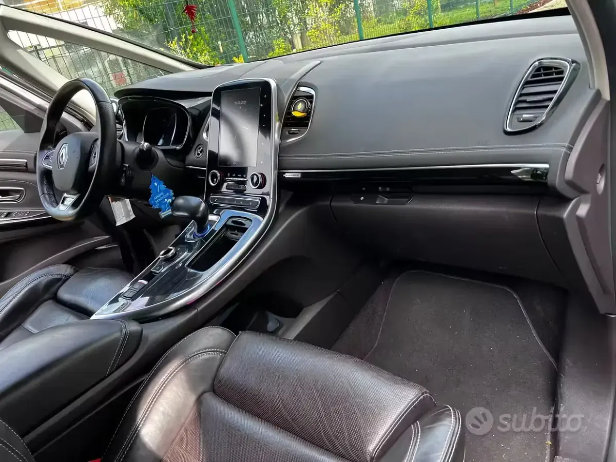 Käytetty Renault Espace Initiale 160 HP (117 kW) 2016 Harmaa Tila-auto