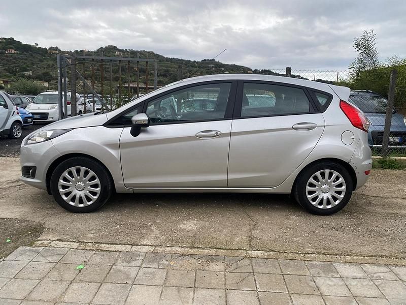 Second-hand Ford Fiesta 75 CP (55 kW) 2015 Argintiu Hatchback