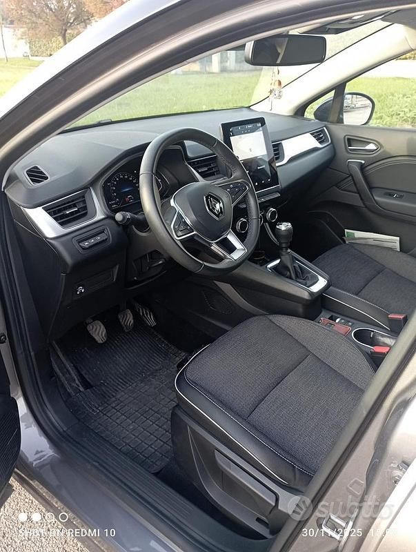 Usata Renault Captur 101 CV (74 kW) 2023 Grigio SUV