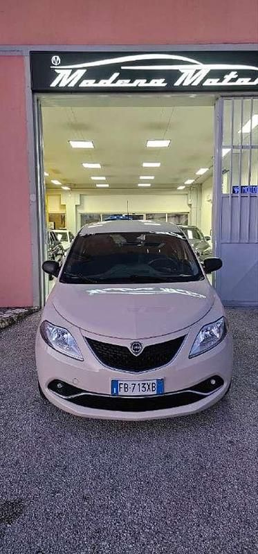 Usata Lancia Ypsilon Silver 69 CV (50 kW) 2016 Beige Utilitaria