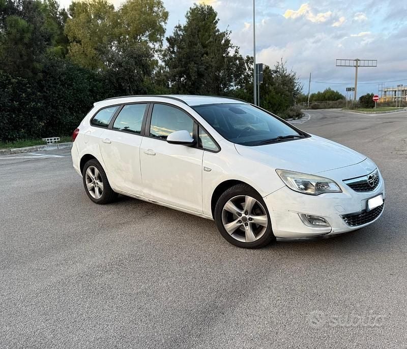 Usata Opel Astra Cosmo 110 CV (80 kW) 2011 Bianco Station wagon