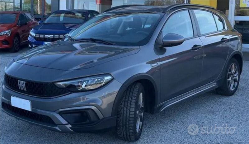 Usata Fiat Tipo Cross 100 CV (73 kW) 2021 Grigio Berlina