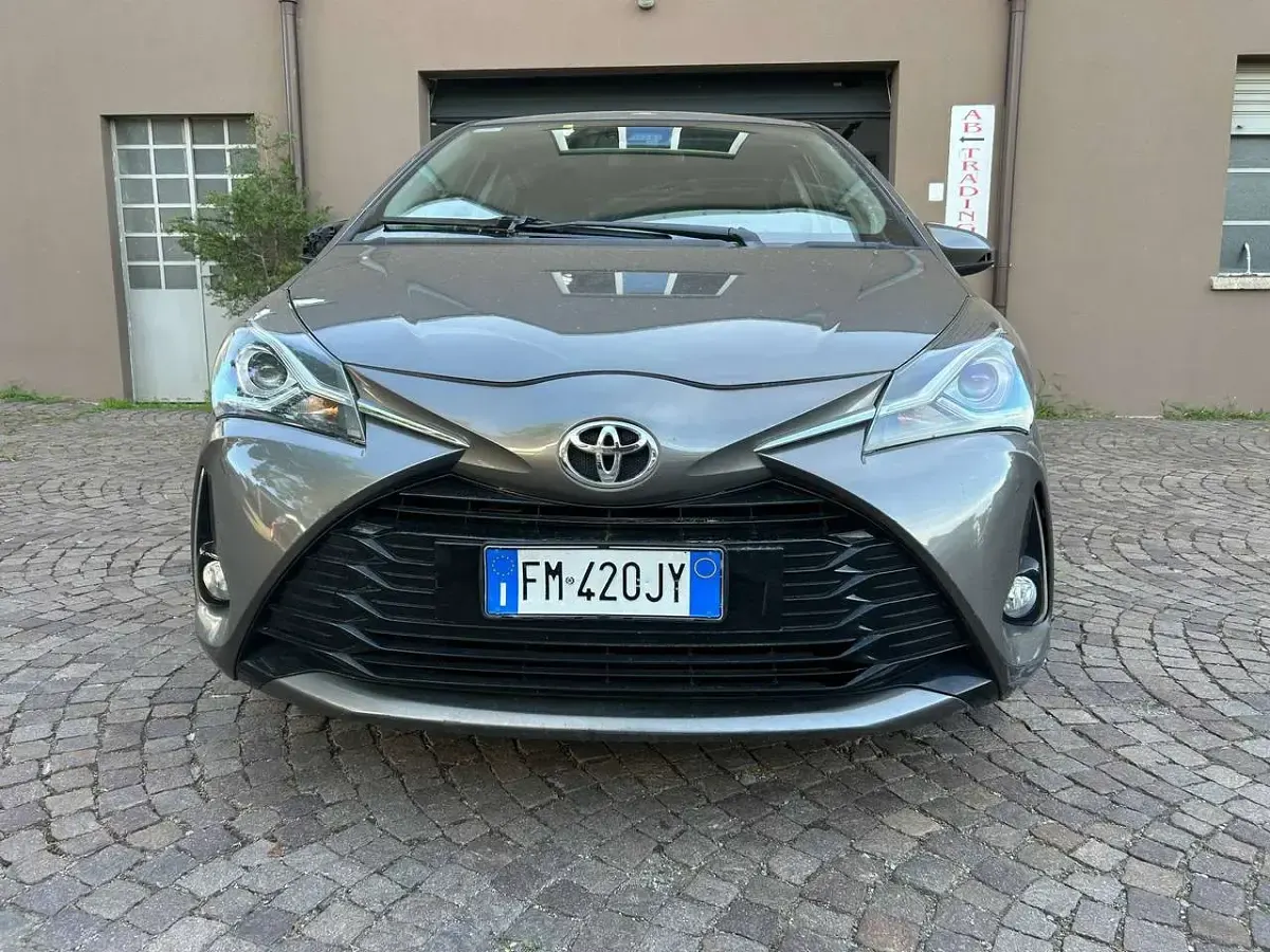 Usata Toyota Yaris Active 69 CV (50 kW) 2017 Grigio Berlina