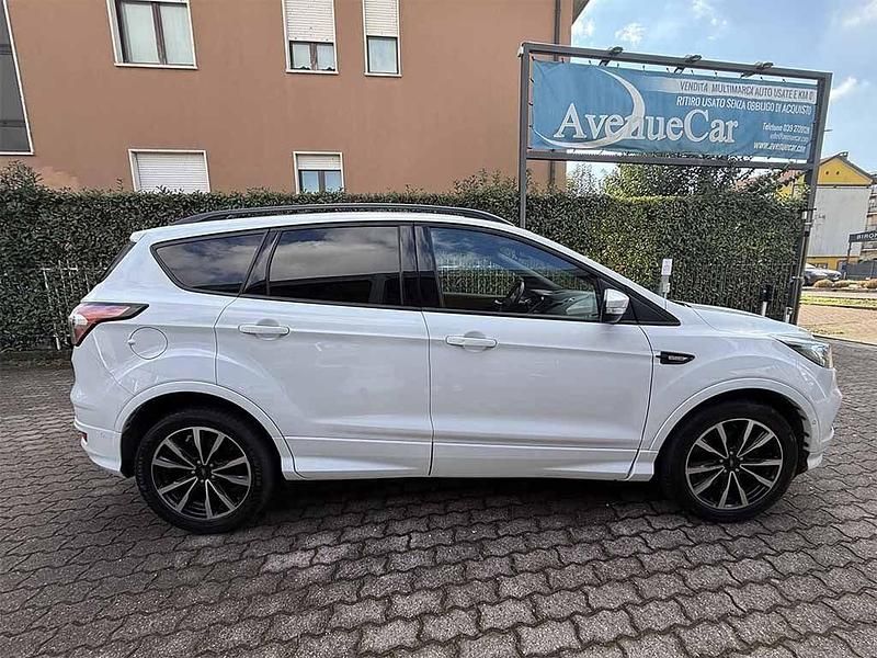 Usata Ford Kuga ST-Line 120 CV (88 kW) 2019 Bianco / pastello SUV