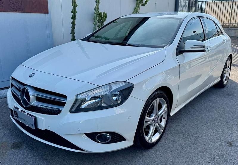 Bianco Usata 2015 Mercedes A180 Tre volumi | 9900 € (Ottimo prezzo) - Immagine 1/4