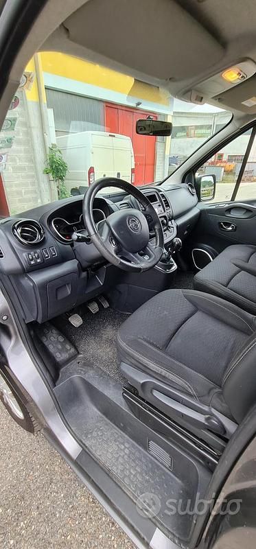 Usata Opel Vivaro 125 CV (91 kW) 2015 Marrone Monovolume