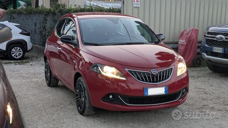 Usata Lancia Ypsilon Gold 70 CV (51 kW) 2022 Rosso Utilitaria