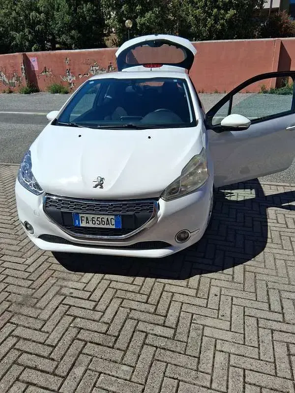 Usata Peugeot 208 Access 68 CV (50 kW) 2015 Bianco Utilitaria