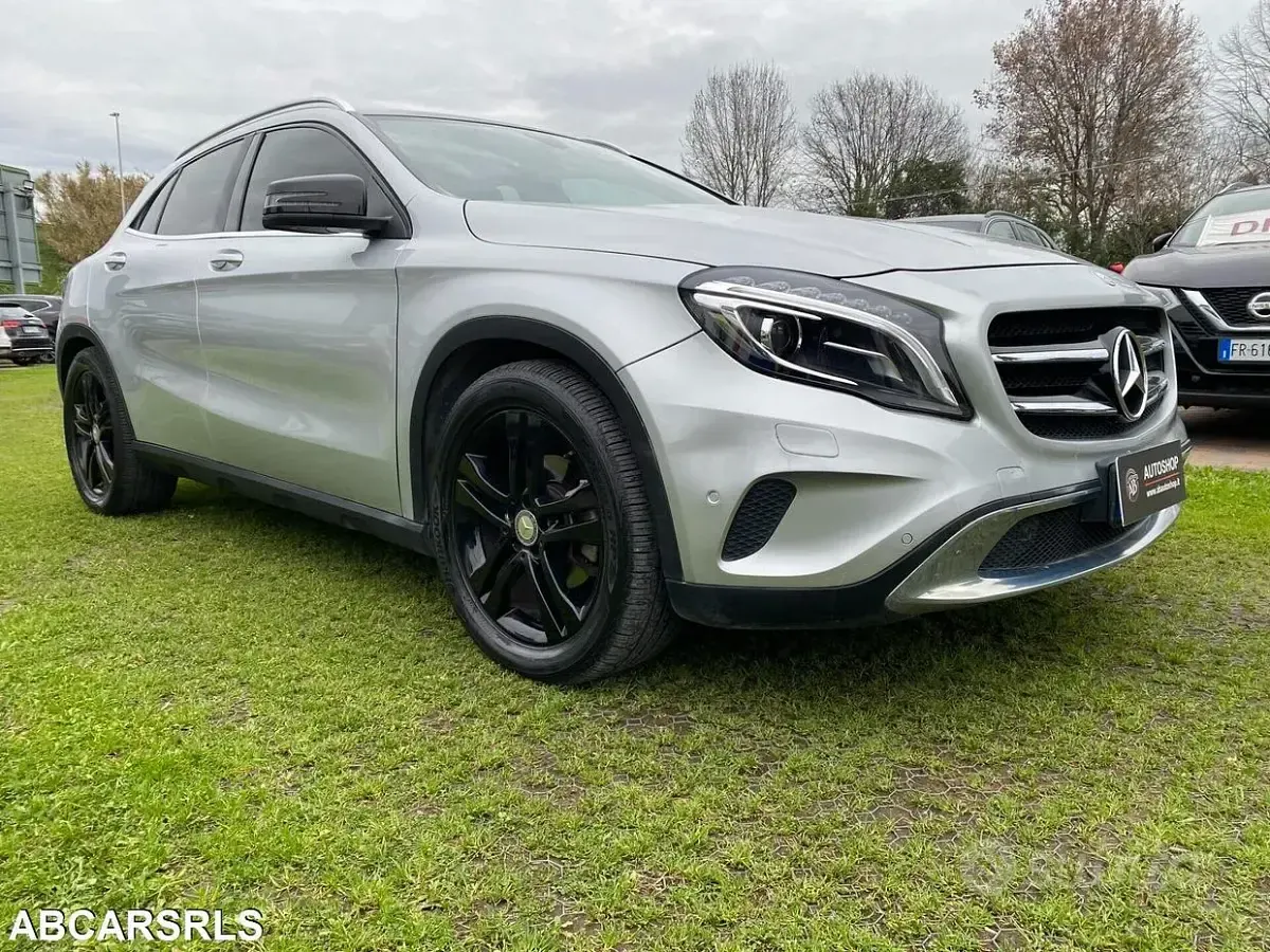 Usata Mercedes GLA200 136 CV (100 kW) 2014 Grigio chiaro SUV