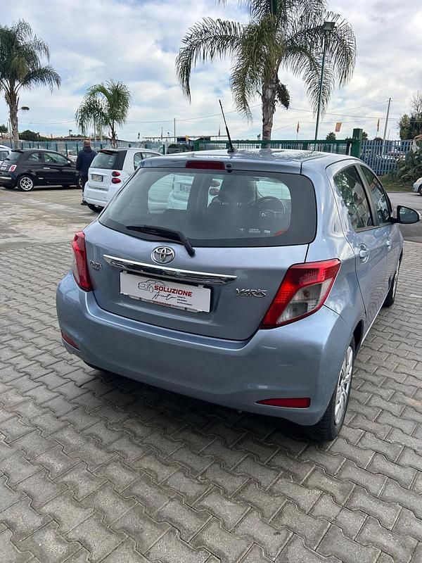Usata Toyota Yaris Lounge 90 CV (66 kW) 2012 Blu Berlina