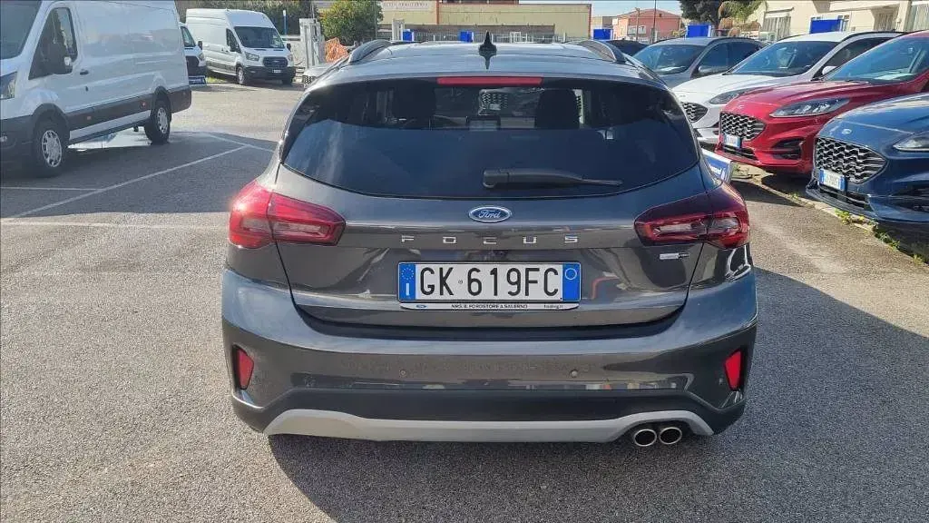 Usado Ford Focus Active 125 CV (91 kW) 2022 Gris SUV