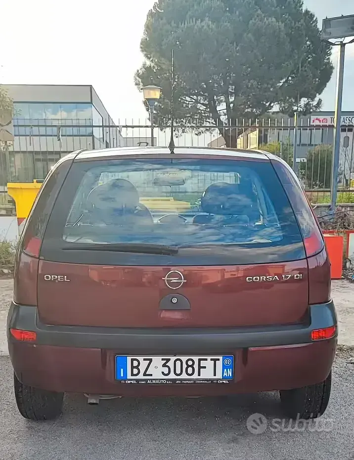 Usata Opel Corsa 65 CV (47 kW) 2002 Rosso Utilitaria