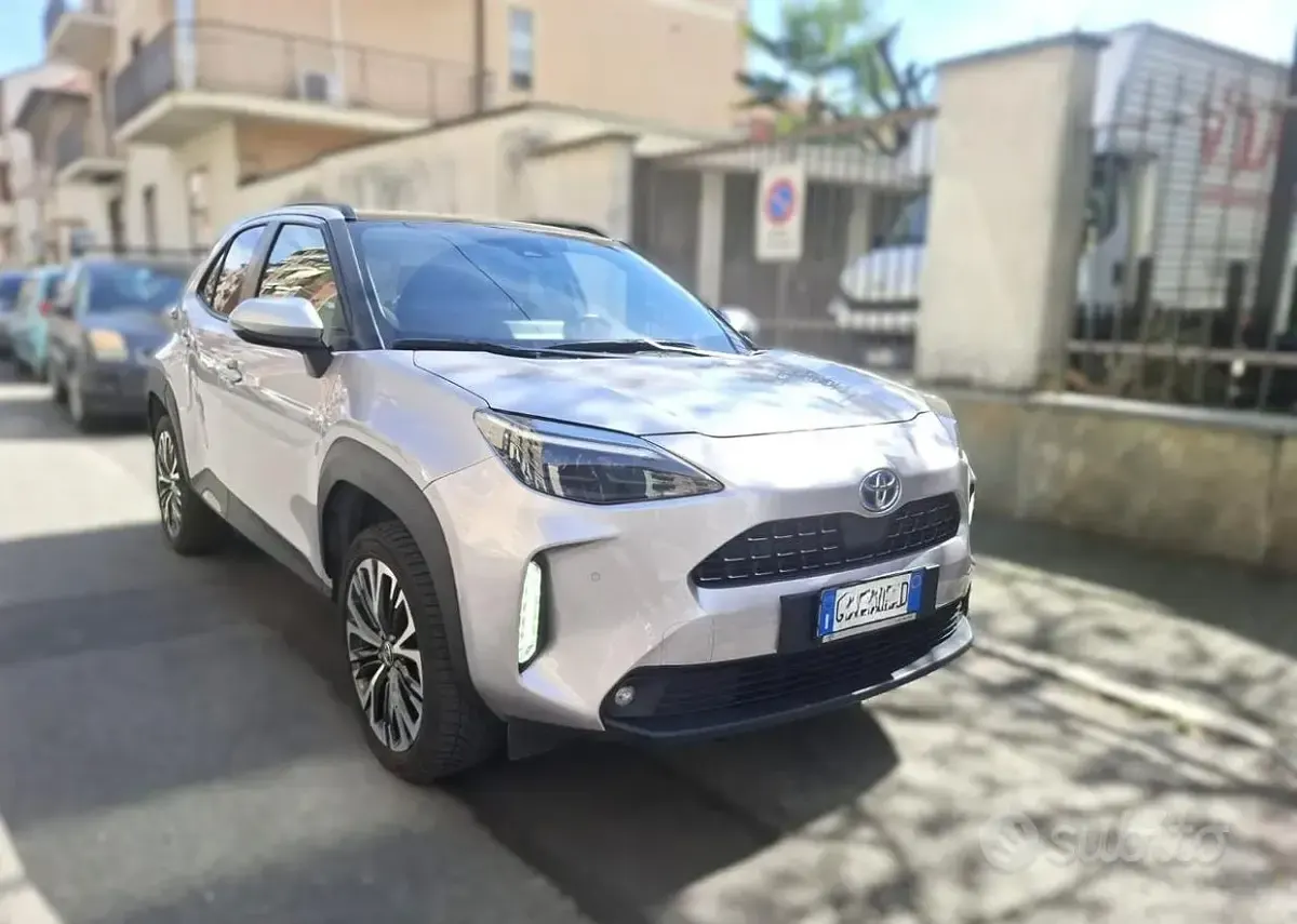 Usata Toyota Yaris Cross Lounge 92 CV (67 kW) 2023 Grigio SUV