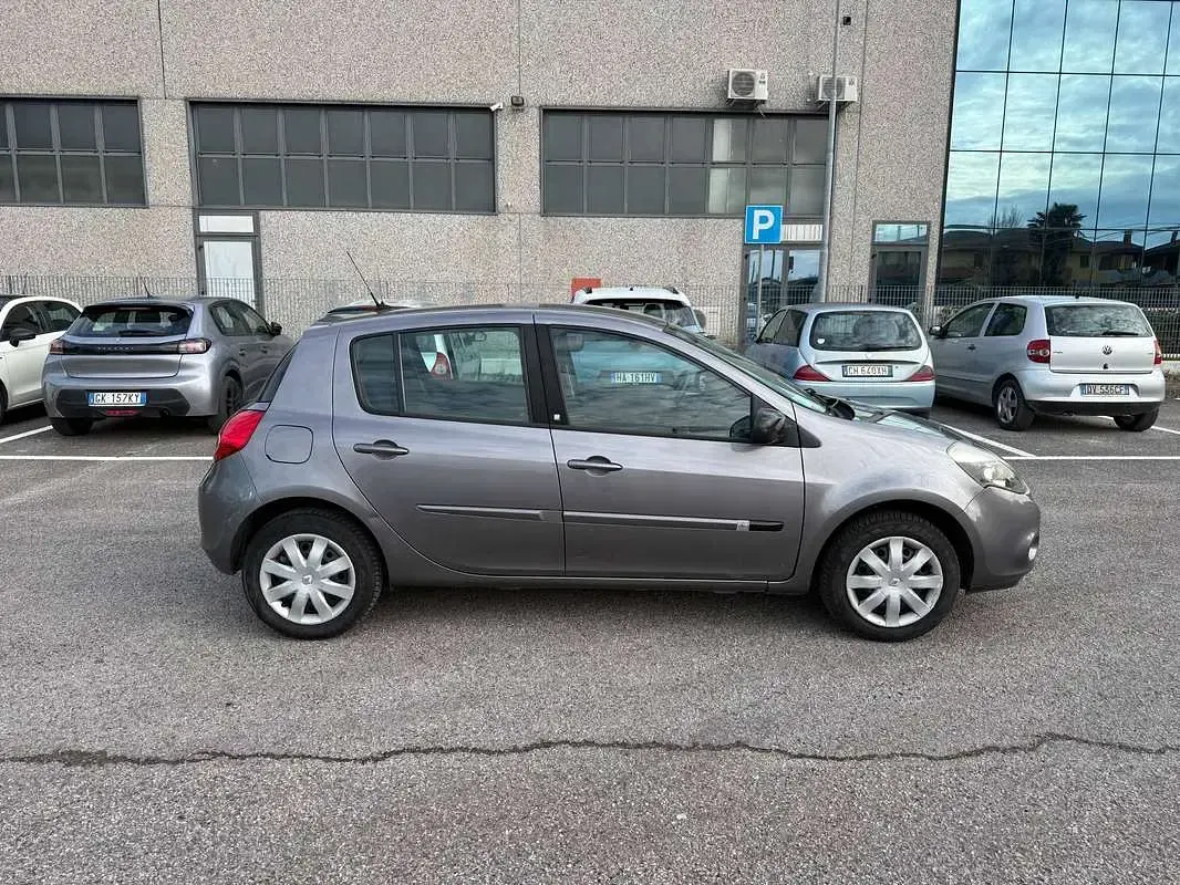 Usata Renault Clio III Dynamique 75 CV (55 kW) 2010 Grigio Berlina