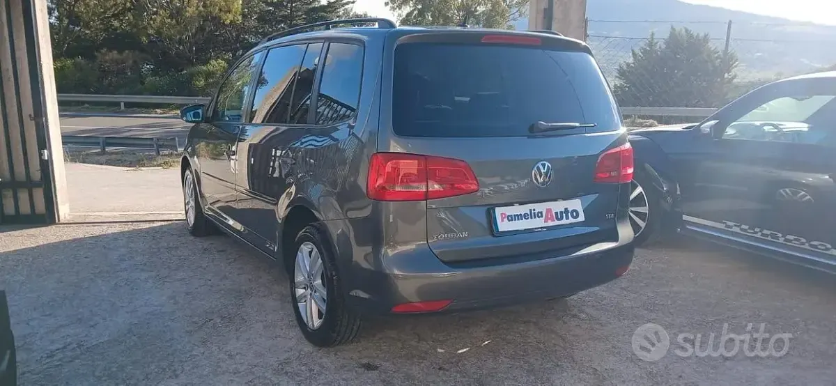 Begagnad VW Touran Comfortline 105 HK (77 kW) 2014 Grå Minibuss