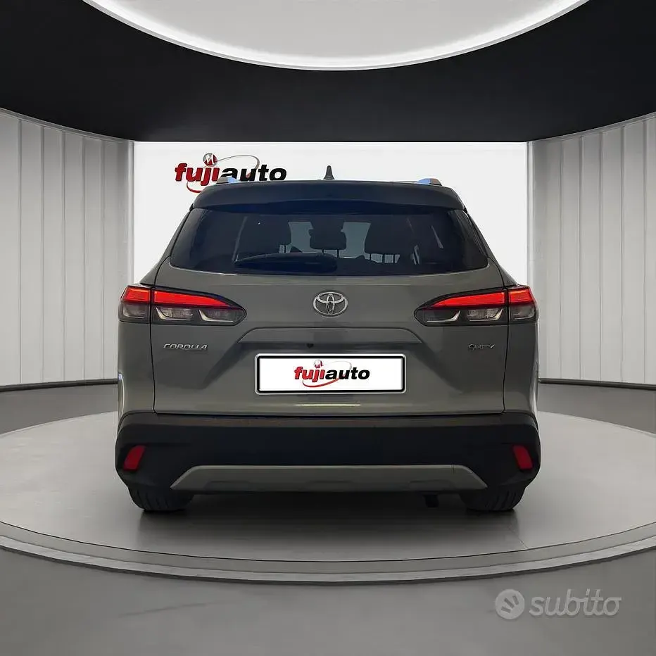 Usata Toyota Corolla Cross Trend 140 CV (102 kW) 2025 Cement grey SUV