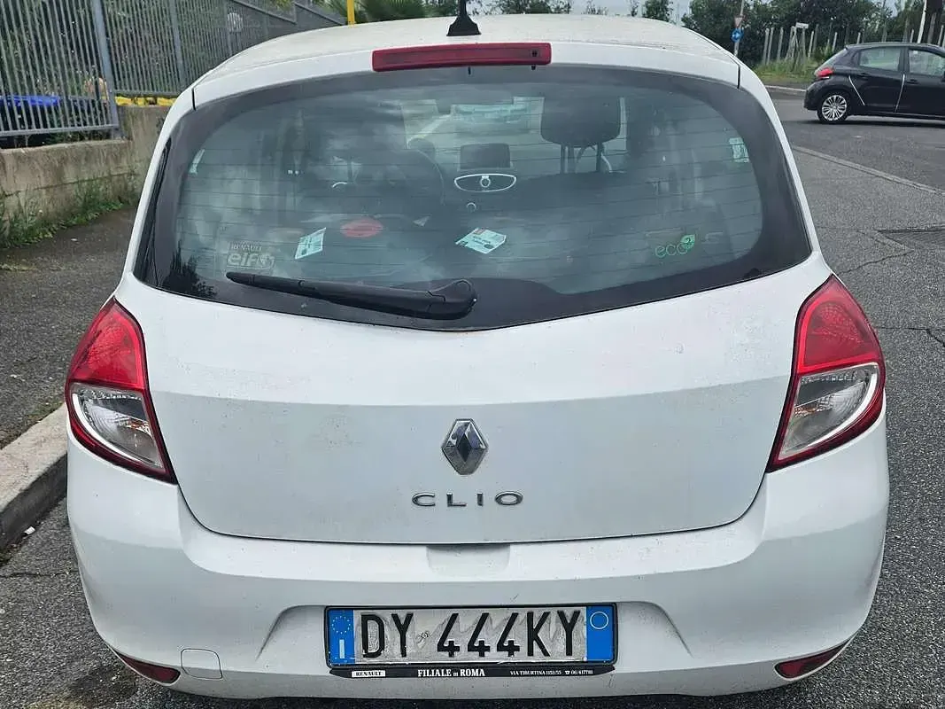 Usata Renault Clio III Dynamique 75 CV (55 kW) 2009 Bianco Berlina