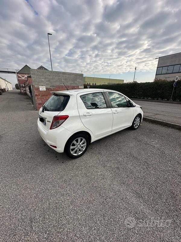 Usata Toyota Yaris 90 CV (66 kW) 2012 Bianco Utilitaria