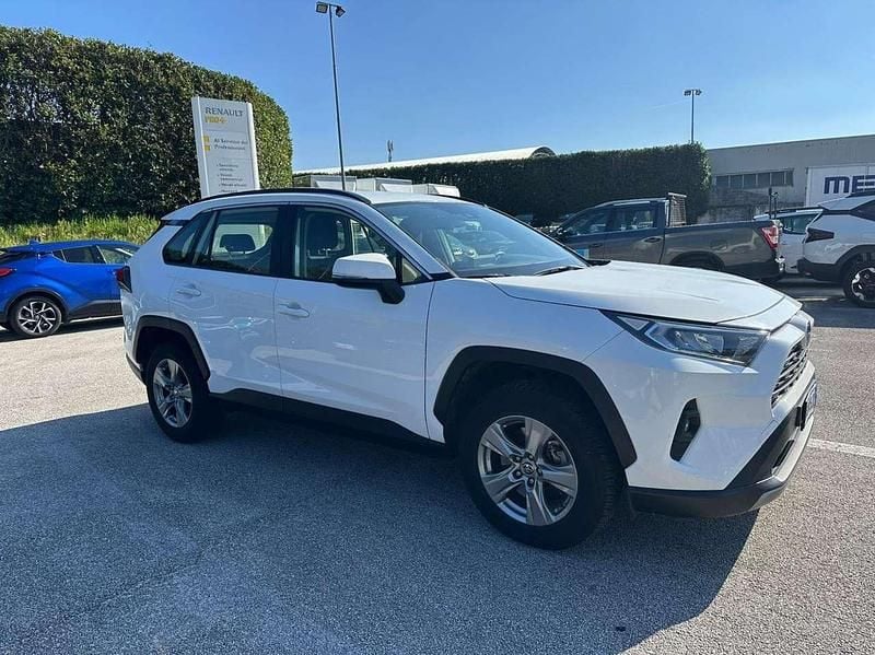 Usata Toyota RAV4 Hybrid Active 178 CV (130 kW) 2022 Super white SUV