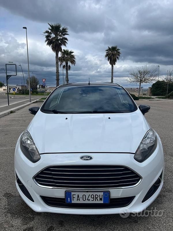 Usata Ford Fiesta 75 CV (55 kW) 2015 Bianco Berlina