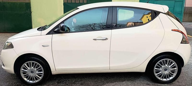 Usata Lancia Ypsilon Silver 69 CV (50 kW) 2016 Bianco Utilitaria