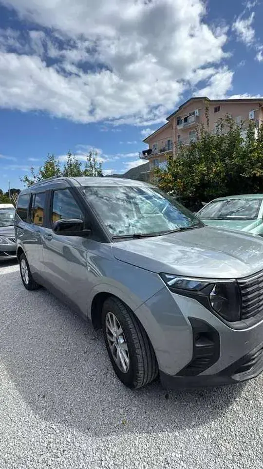 Usata Ford Tourneo Courier Titanium 125 CV (91 kW) 2025 Solar silver Monovolume