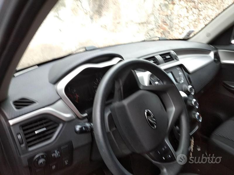 Usata Mahindra KUV100 87 CV (63 kW) 2021 Grigio SUV