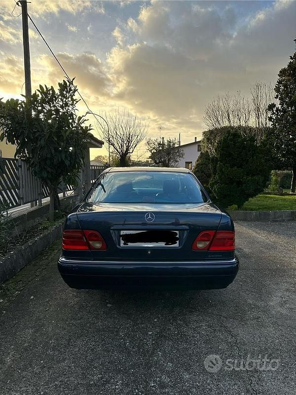 Usata Mercedes E250 Avantgarde 113 CV (83 kW) 1998 Blu Berlina