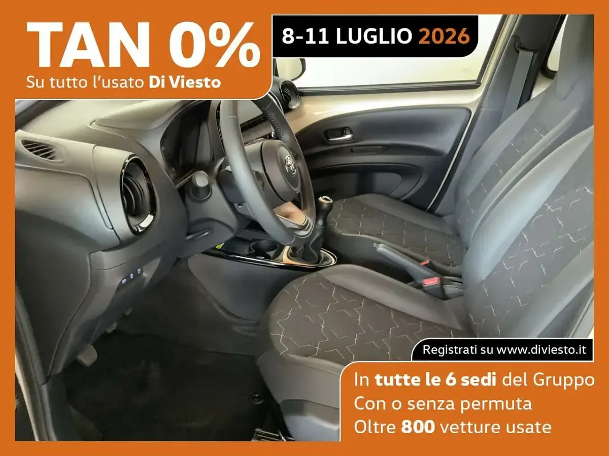 Usata Toyota Aygo X Lounge 72 CV (52 kW) 2024 Oro SUV