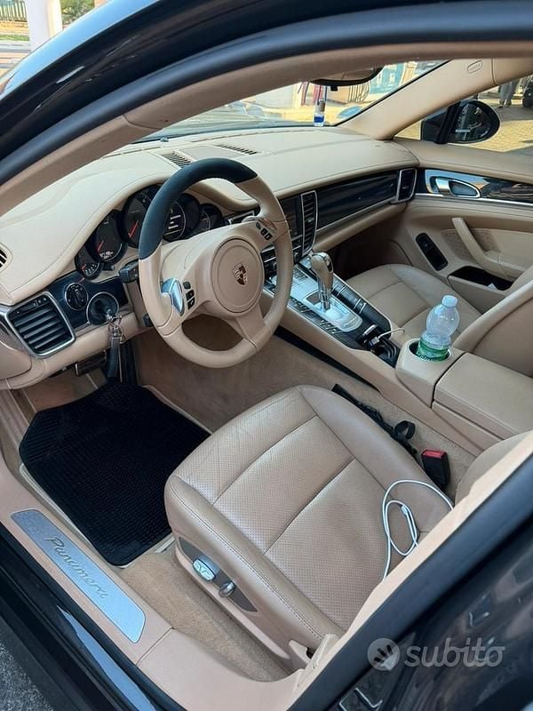 Usata Porsche Panamera 250 CV (183 kW) 2012 Grigio Utilitaria