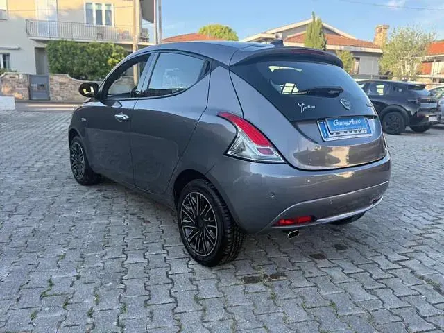 Usata Lancia Ypsilon Gold 69 CV (50 kW) 2022 Grigio scuro Utilitaria